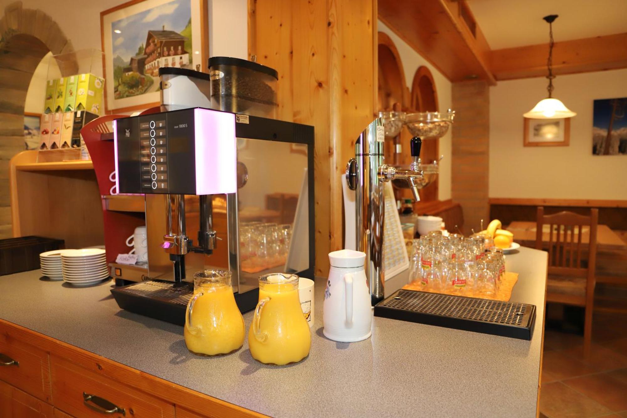 Cafe' Hermann Hotel